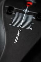 élément carbone de chaussures de cyclisme avec l'inscription carbone sur un gros plan de fond noir. photo