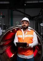 l'ingénieur en chef de l'usine mécanique effectue l'inspection du tunnel de la machine de stérilisation. vérifier l'état de fonctionnement de la machine pour être prêt photo