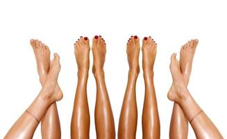 groupe de belles jambes de femmes lisses après l'épilation au laser. traitement, concept technologique photo