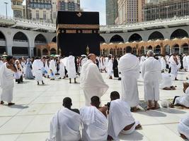 la mecque, arabie saoudite, août 2022 - des visiteurs du monde entier exécutent le tawaf dans le masjid al-haram à la makkah. photo