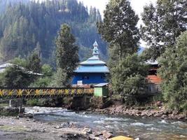 cachemire, pakistan, août 2022 - le cachemire est la plus belle région du monde, célèbre pour ses vallées verdoyantes, ses beaux arbres, ses hautes montagnes et ses sources jaillissantes. photo