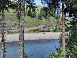 cachemire, pakistan, août 2022 - le cachemire est la plus belle région du monde, célèbre pour ses vallées verdoyantes, ses beaux arbres, ses hautes montagnes et ses sources jaillissantes. photo