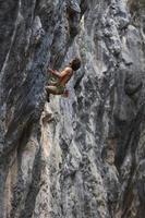 grimpeur escalade le rocher. photo