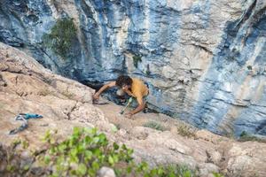 grimpeur escalade le rocher. photo