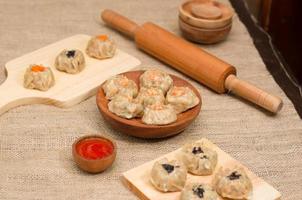 dim sum ou dimsum flatlay photo avec plaque en bois