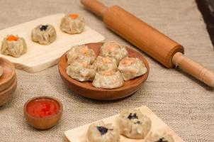 dim sum ou dimsum flatlay photo avec plaque en bois