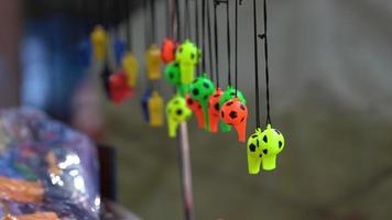 petits sifflets en plastique accrochés au magasin de jouets hd. photo