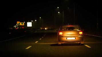 voiture blanche dans la nuit sur la route photo