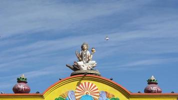 image de déesse ganga avec fond bleu ciel. photo