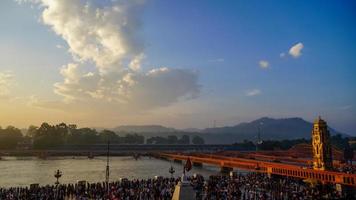 belle photo de haridwar en soirée.