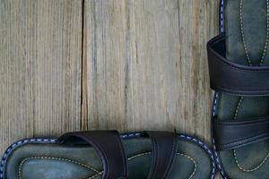 chaussons en cuir marron sur fond de bois, vue de dessus photo