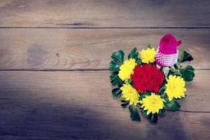 bouquet coloré sur fond de bois, ton de couleur vintage photo