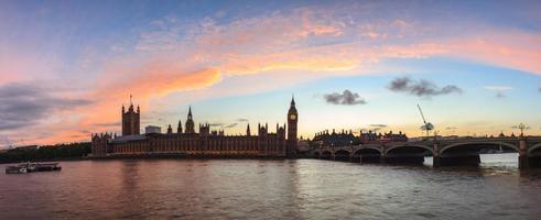 Panorama du coucher du soleil rouge à Big Ben, Londres photo