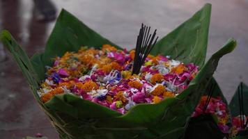 aarti assiette pleine de fleurs hd. photo