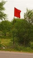 un drapeau rouge pour indiquer au peuple photo