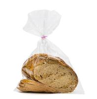 Libre de pain dans un sac en plastique isolé sur fond blanc photo