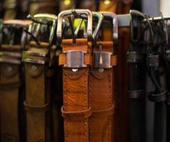 collection de ceintures en cuir dans le magasin. photo