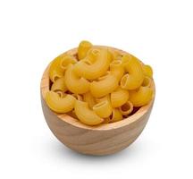 pâtes macaroni crues avec bol en bois isolé sur fond blanc, inclure un tracé de détourage photo