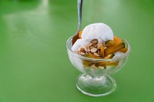 glace à la noix de coco avec noix et potiron au sirop, desserts thaïlandais photo