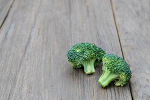 brocoli sur fond de bois photo