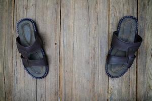 chaussons en cuir marron sur fond de bois, vue de dessus photo