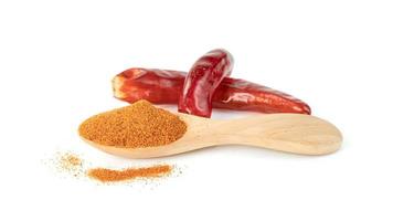 Paprika rouge moulu en poudre ou piment sec avec cuillère en bois isolé sur fond blanc photo