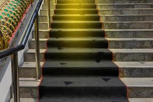 escalier avec moquette noire photo