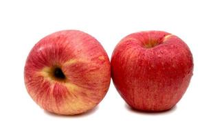 pomme rouge fraîche et goutte d'eau isolée sur fond blanc photo