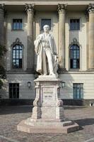 Berlin, Allemagne, 2014. statue d'helmholtz à l'extérieur de l'université humboldt de berlin photo