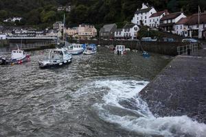 Lynmouth, Devon, Royaume-Uni. Vue sur le port de Lynmouth, Devon le 20 octobre 2013. Une personne non identifiée photo