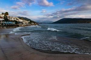 belle vue sur les montagnes de la baie de kotor par une matinée ensoleillée, monténégro. mer Adriatique. photo