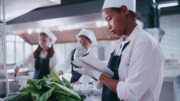 groupe d'écolières s'amusant à apprendre à cuisiner. étudiantes dans un cours de cuisine. photo