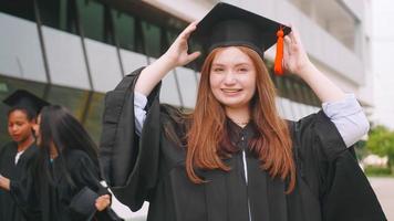 une fille célébrant son jour de remise des diplômes. photo