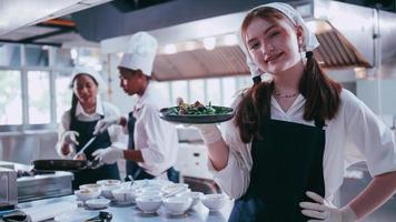 groupe d'écolières s'amusant à apprendre à cuisiner. étudiantes dans un cours de cuisine. photo