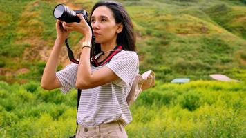 jeune femme prenant des photos de vue naturelle.