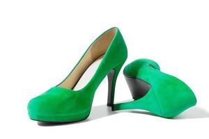 gros plan de chaussures à talons hauts à la mode isolés sur fond blanc. chaussure femme de couleur verte au sol. concept de shopping et de mode. espace de copie. mise au point sélective photo