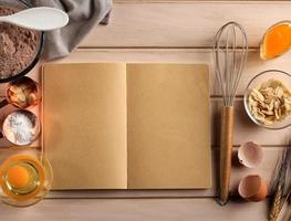 livre ouvert vide avec des ingrédients de cuisson, vue de dessus. recette du livre concept photo