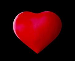En forme de coeur rouge isolé sur fond noir avec un tracé de détourage photo