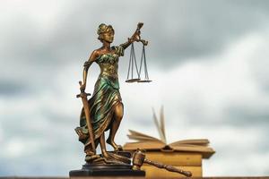 statue de Thémis contre un ciel d'orage. symbole de la justice et du droit, du crime et du châtiment. photo