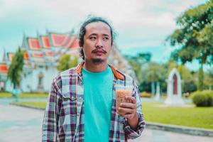 homme asiatique buvant du café avec un paysage naturel photo