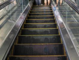 l'escalator le matin d'une journée de travail photo