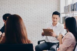 équipe commerciale de concept d'entreprise et de bureau avec tableau à feuilles mobiles au bureau discutant photo