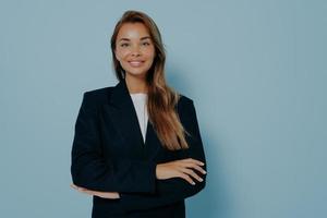 photo de studio d'une belle femme d'affaires déterminée en costume noir formel