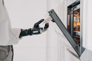 femme amputée cuisine à l'aide d'une prothèse bionique futuriste de haute technologie. routine quotidienne. photo