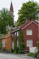 une scène de rue résidentielle de trondheim, capitale de la norvège à l'époque viking jusqu'en 1217. photo