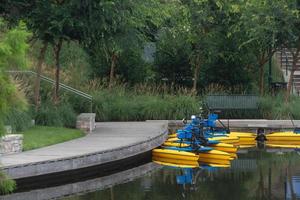 les bois, texas, états-unis - 11 juillet 2021. vélos aquatiques le long de la promenade par le hangar à bateaux de riva row. photo