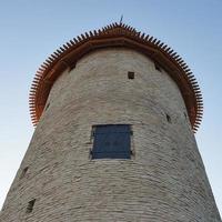 haute tour du kremlin de pskov contre le ciel bleu. vue de dessous. photo