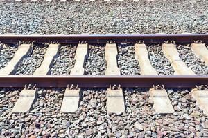 plusieurs voies ferrées avec des jonctions à une gare dans une perspective et une vue sur les oiseaux photo