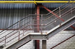 vue rapprochée sur les escaliers métalliques d'un bâtiment industriel. photo