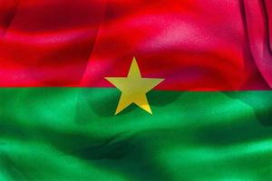 drapeau du burkina faso - drapeau en tissu ondulant réaliste photo